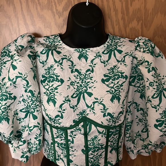 Puffy sleeved crop top - Picture 3 of 7